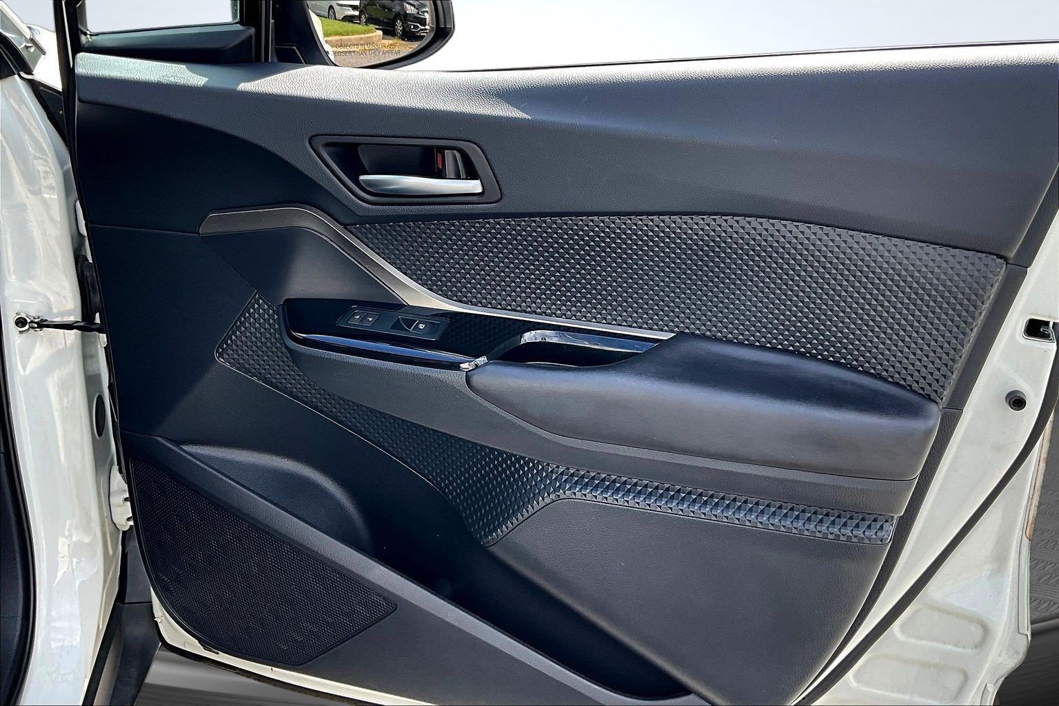 Used 2019 Toyota C-HR XLE FWD image 23