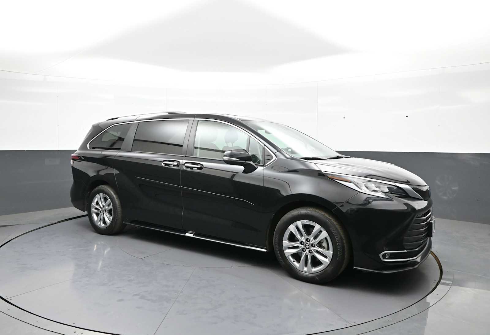 Used 2024 Toyota Sienna Limited AWD/4WD image 4