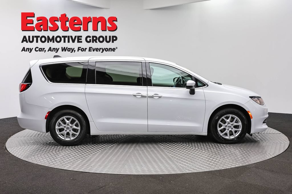 Used 2022 Chrysler Voyager LX FWD image 4