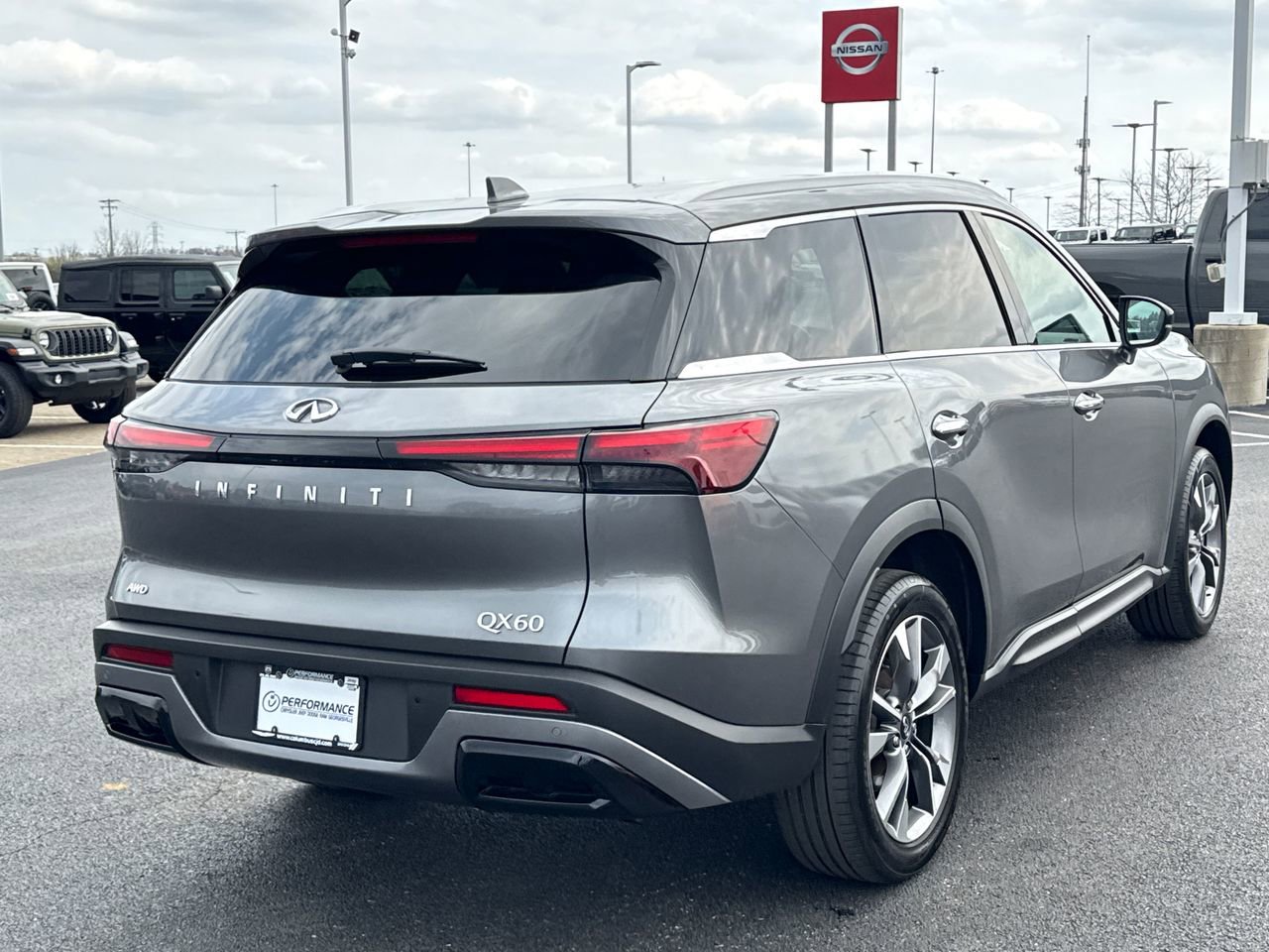 Used 2023 INFINITI QX60 Luxe AWD/4WD image 3