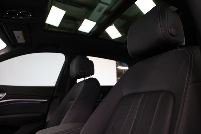 Used 2022 Audi e-tron Premium Plus w/ Premium Plus Package image 12