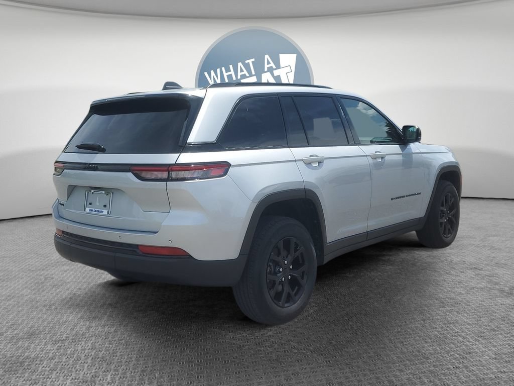 Used 2025 Jeep Grand Cherokee Altitude AWD/4WD image 3