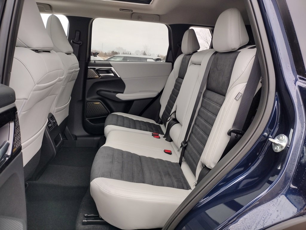 New 2026 Mitsubishi Outlander SE image 9