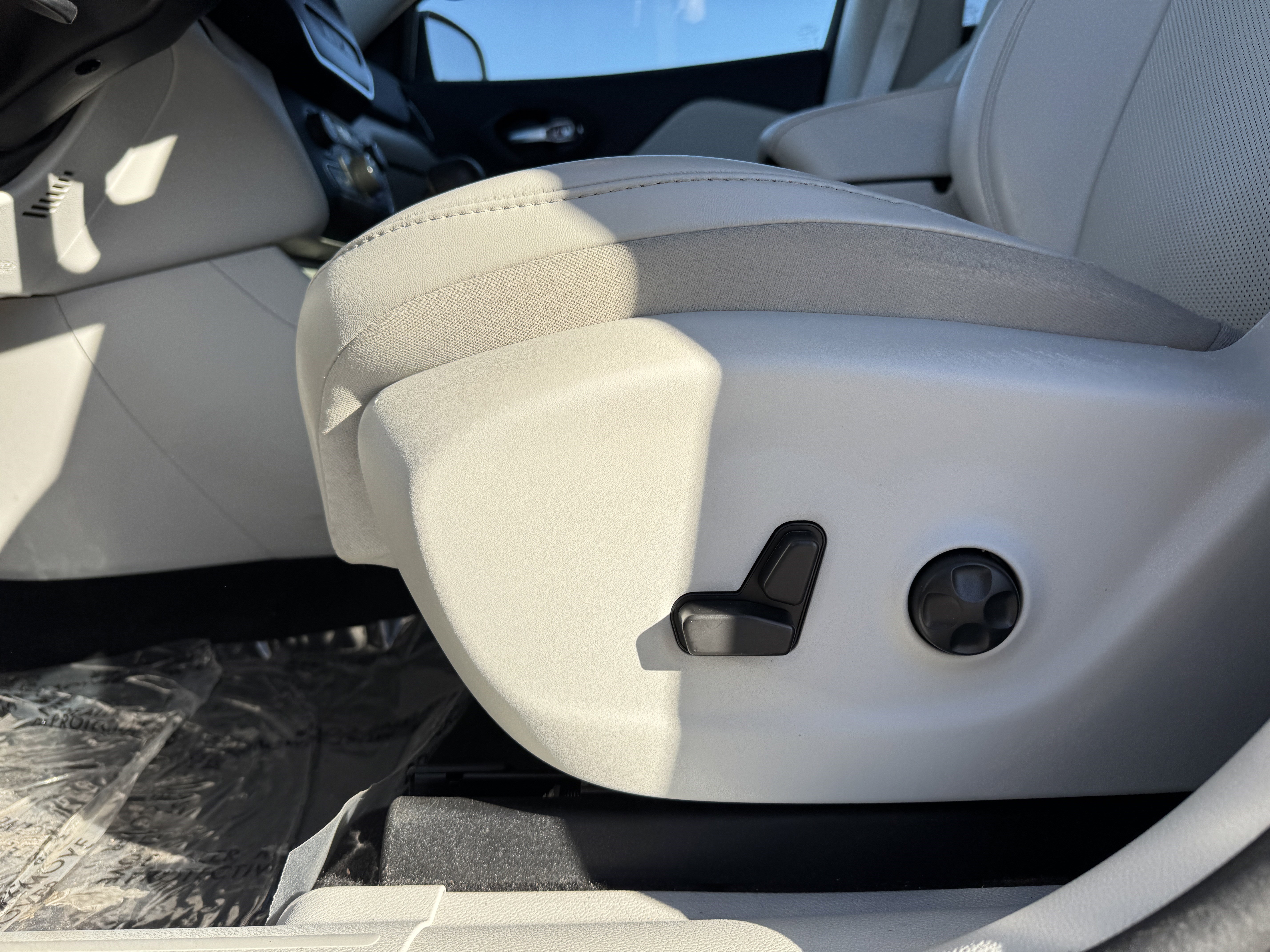 Used 2021 Jeep Cherokee Latitude Lux w/ Trailer Tow Group image 11