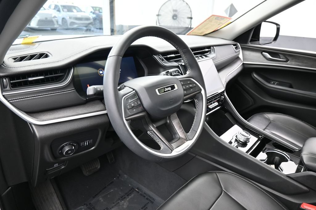 Used 2023 Jeep Grand Cherokee L Limited AWD/4WD image 10