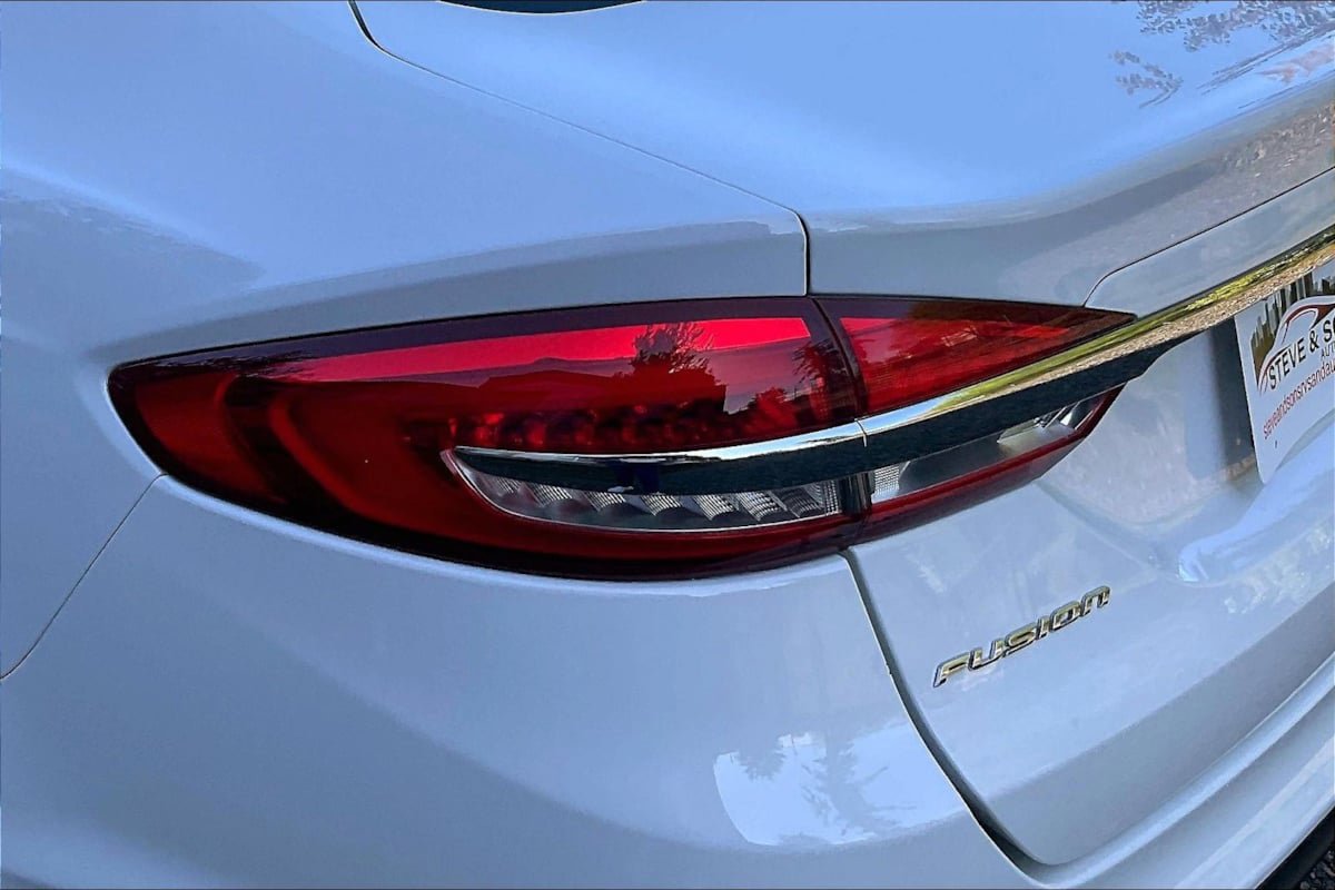 Used 2018 Ford Fusion SE FWD image 22