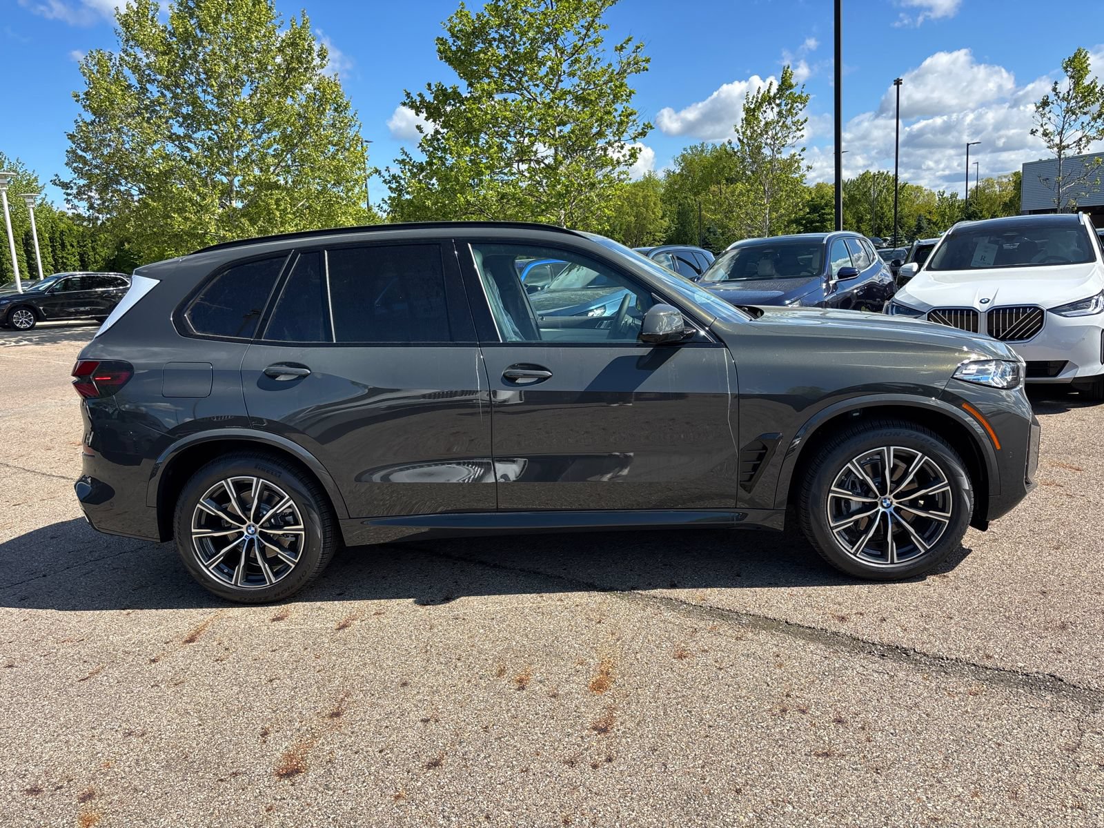 New 2026 BMW X5 xDrive40i w/ M Sport Package AWD/4WD image 4