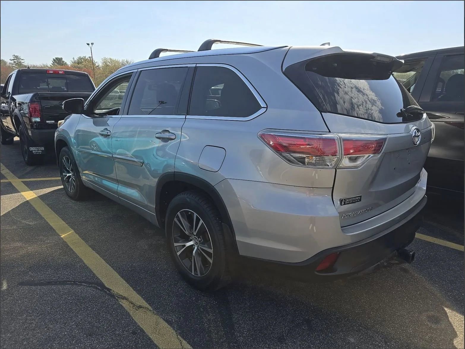 Used 2016 Toyota Highlander XLE AWD/4WD image 3