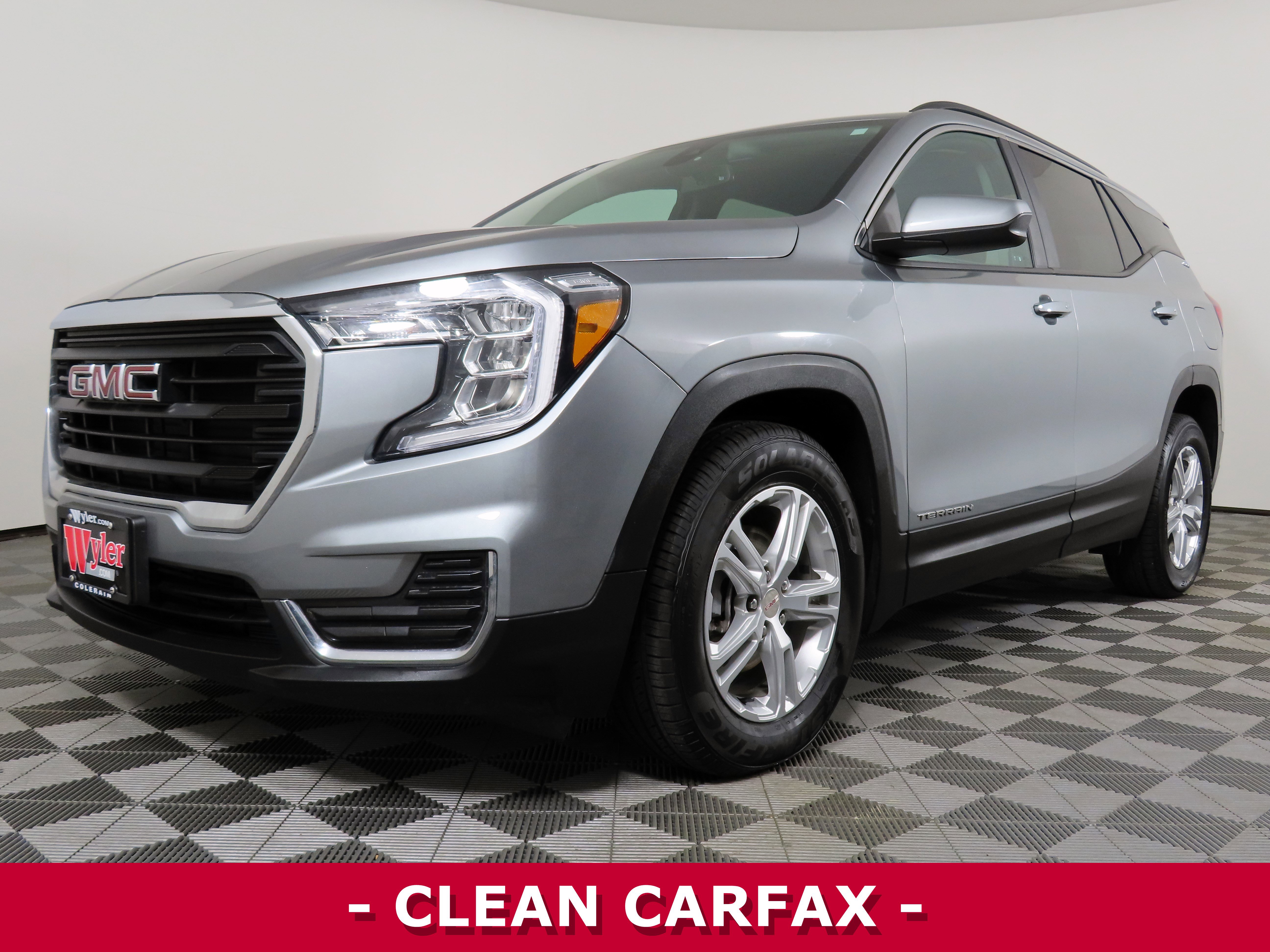 Used 2023 GMC Terrain SLE w/ Driver Convenience Package image 3