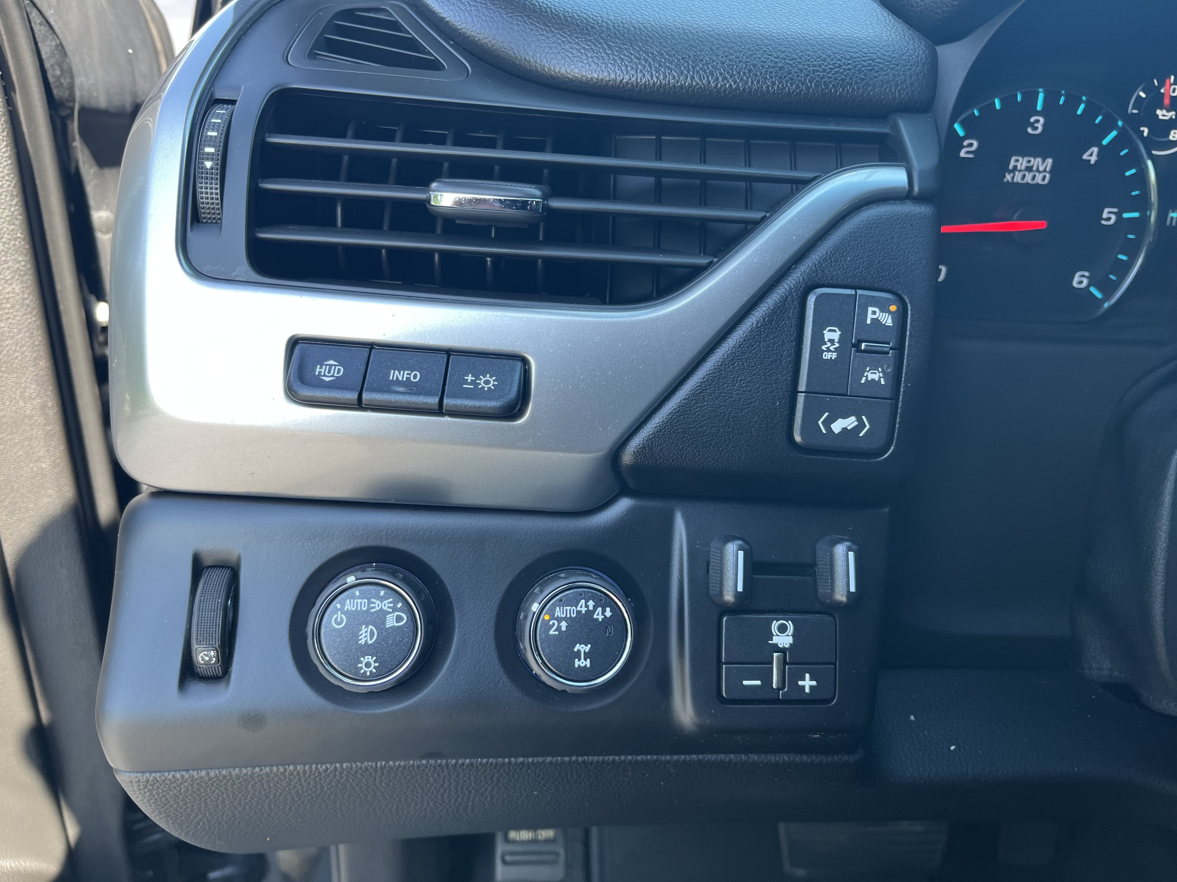 Used 2019 Chevrolet Suburban Premier AWD/4WD image 18