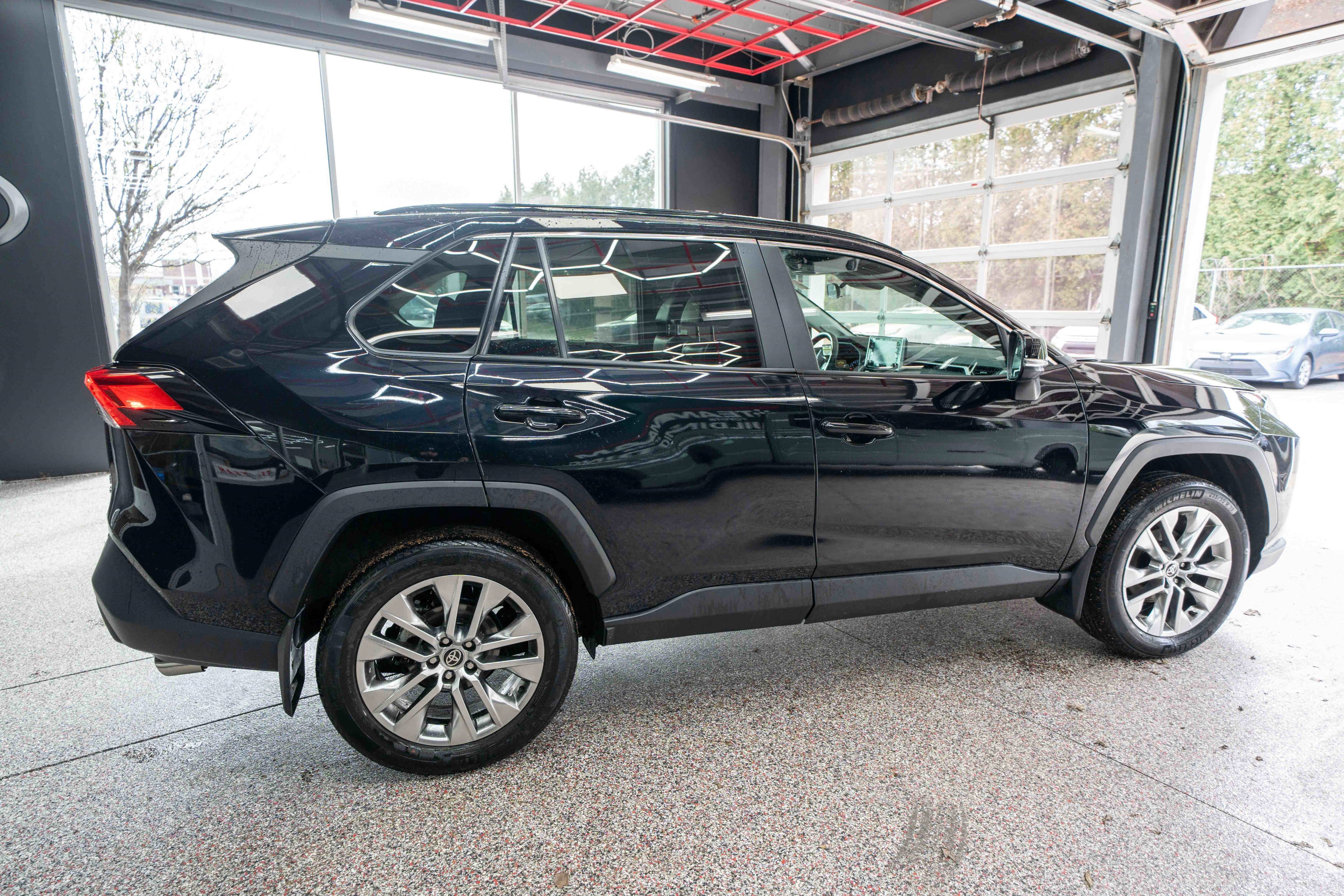Used 2021 Toyota RAV4 XLE Premium image 4