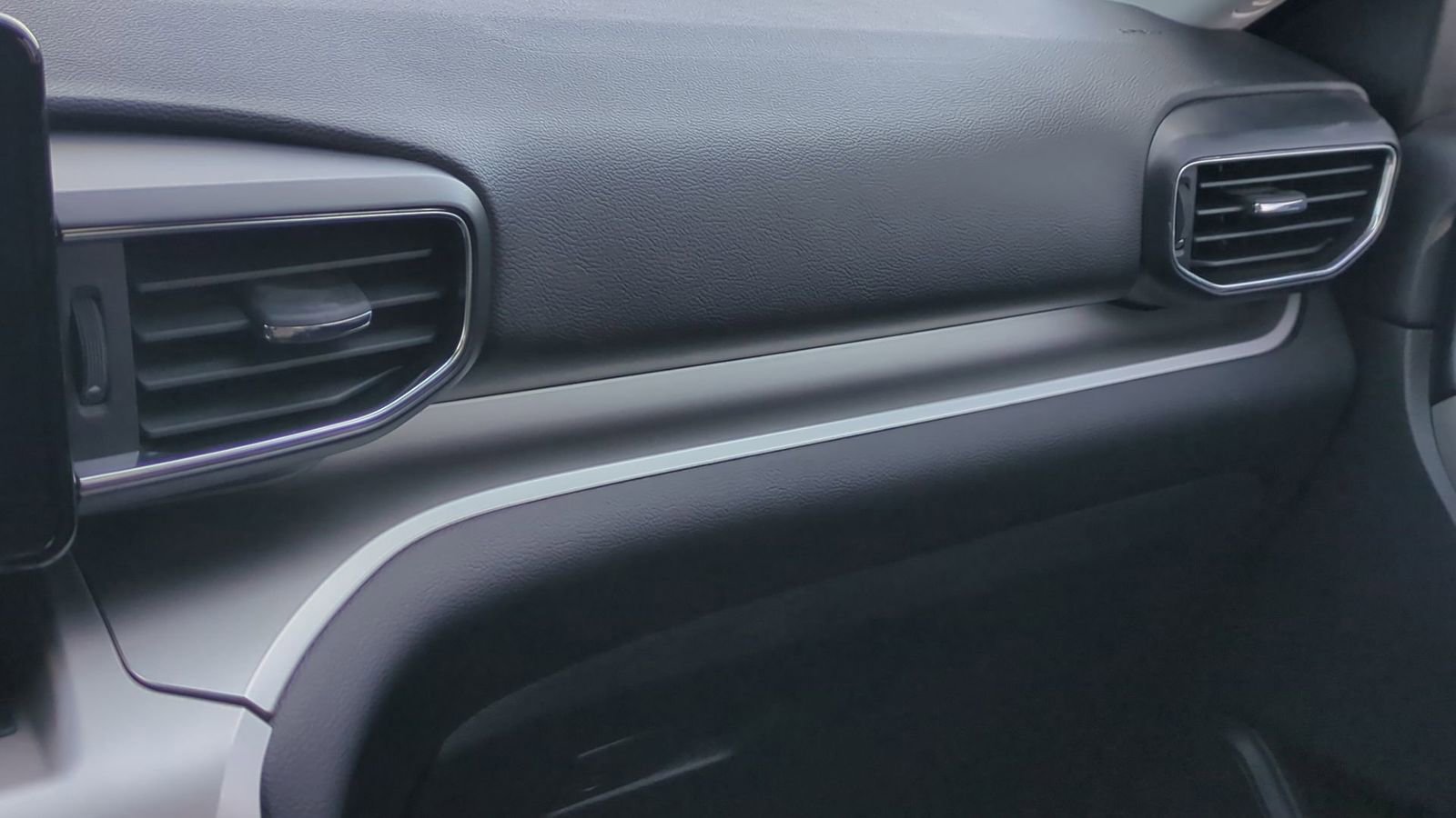 Certified 2021 Ford Explorer XLT w/ Equipment Group 202A image 15