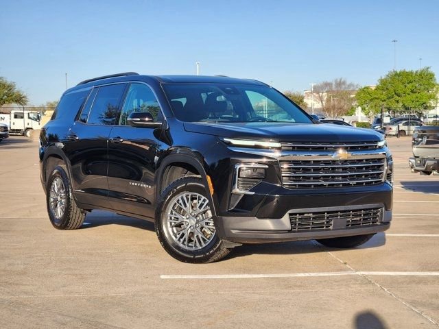 Used 2025 Chevrolet Traverse LT image 2