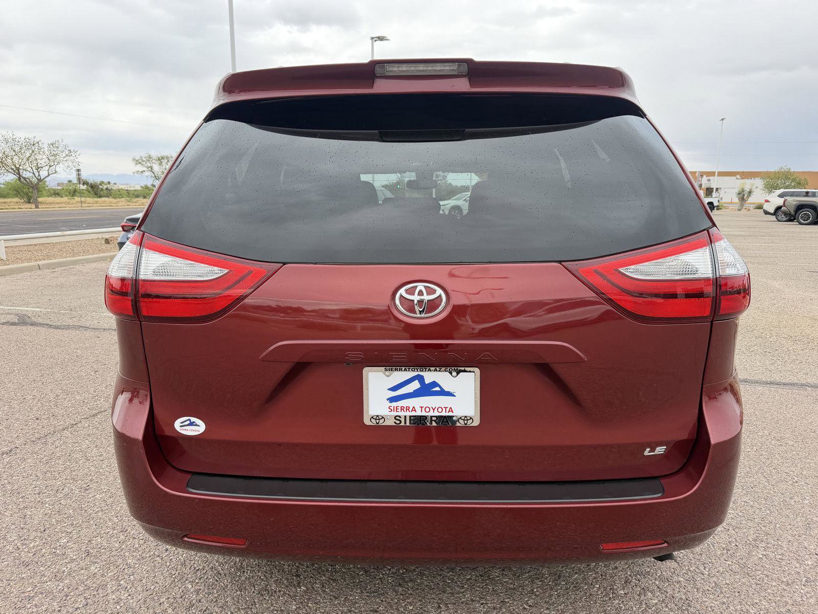 Used 2018 Toyota Sienna LE w/ Carpet Mat Package FWD image 5