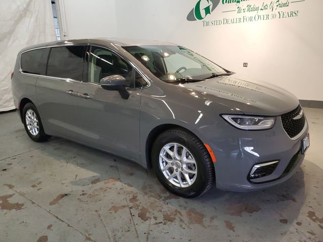 Used 2023 Chrysler Pacifica Touring-L FWD image 9