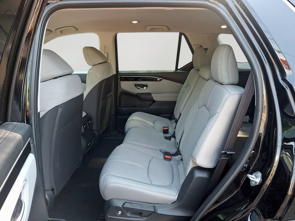 Used 2023 Honda Pilot LX image 9