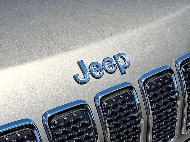 Used 2020 Jeep Cherokee Latitude Plus w/ Comfort/Convenience Group AWD/4WD image 30