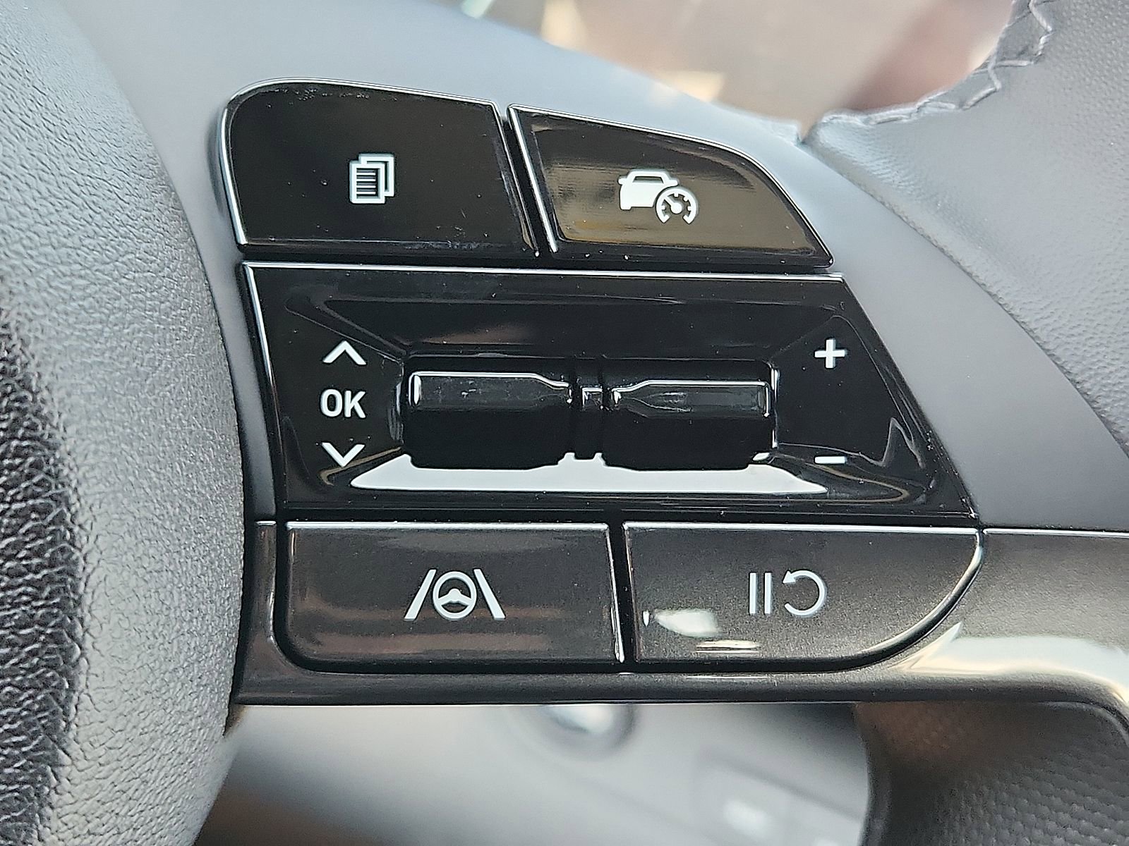 New 2026 Hyundai Elantra Sport w/ Cargo Package FWD image 17
