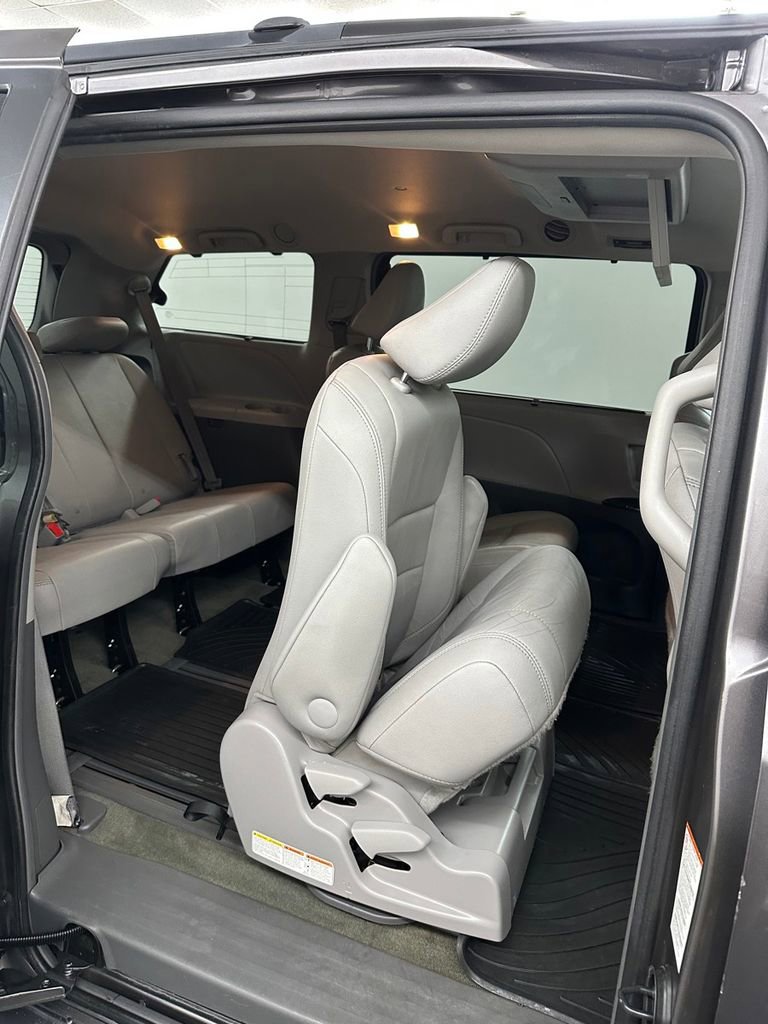 Used 2017 Toyota Sienna XLE Premium w/ Outdoor Package AWD/4WD image 30