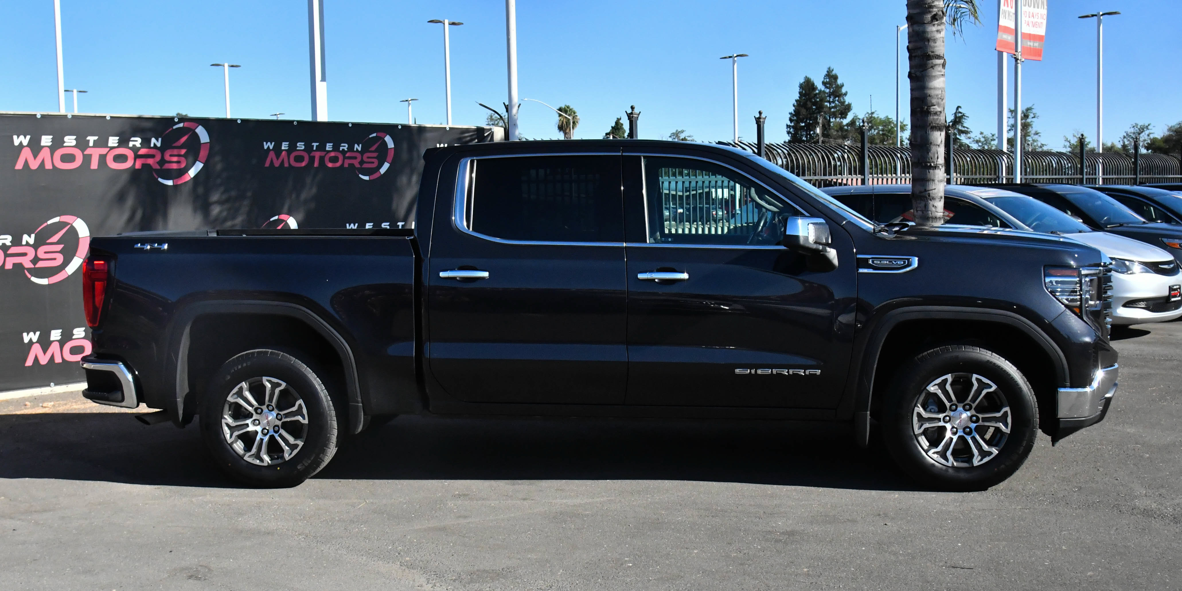 Used 2025 GMC Sierra 1500 SLT AWD/4WD image 9