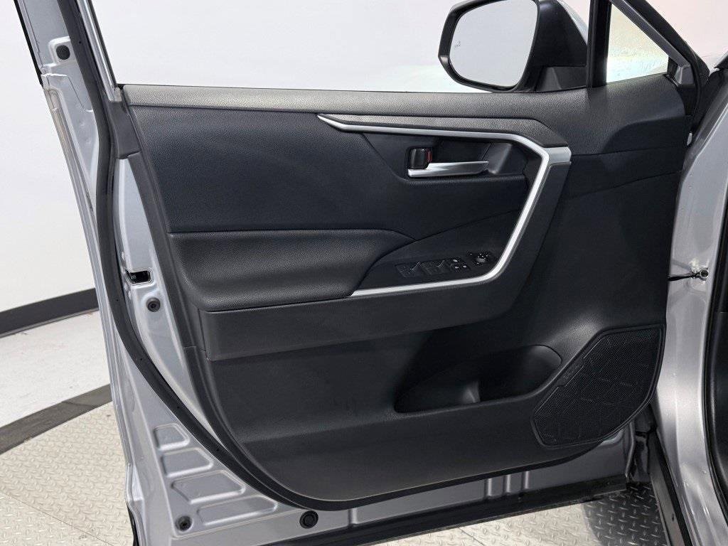 Used 2024 Toyota RAV4 SE image 17