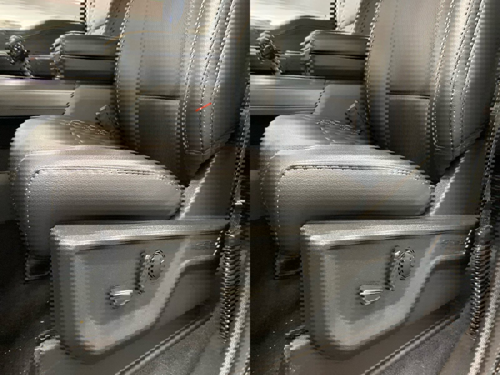 New 2025 Ford F150 Lariat w/ Equipment Group 501A Mid image 24