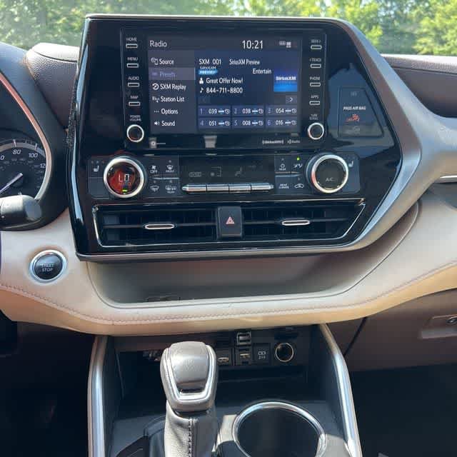 Used 2021 Toyota Highlander XLE AWD/4WD image 8
