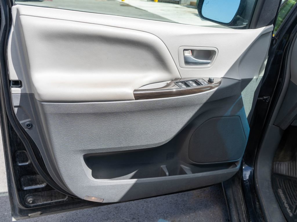 Used 2015 Toyota Sienna XLE w/ XLE Navigation Package AWD/4WD image 25
