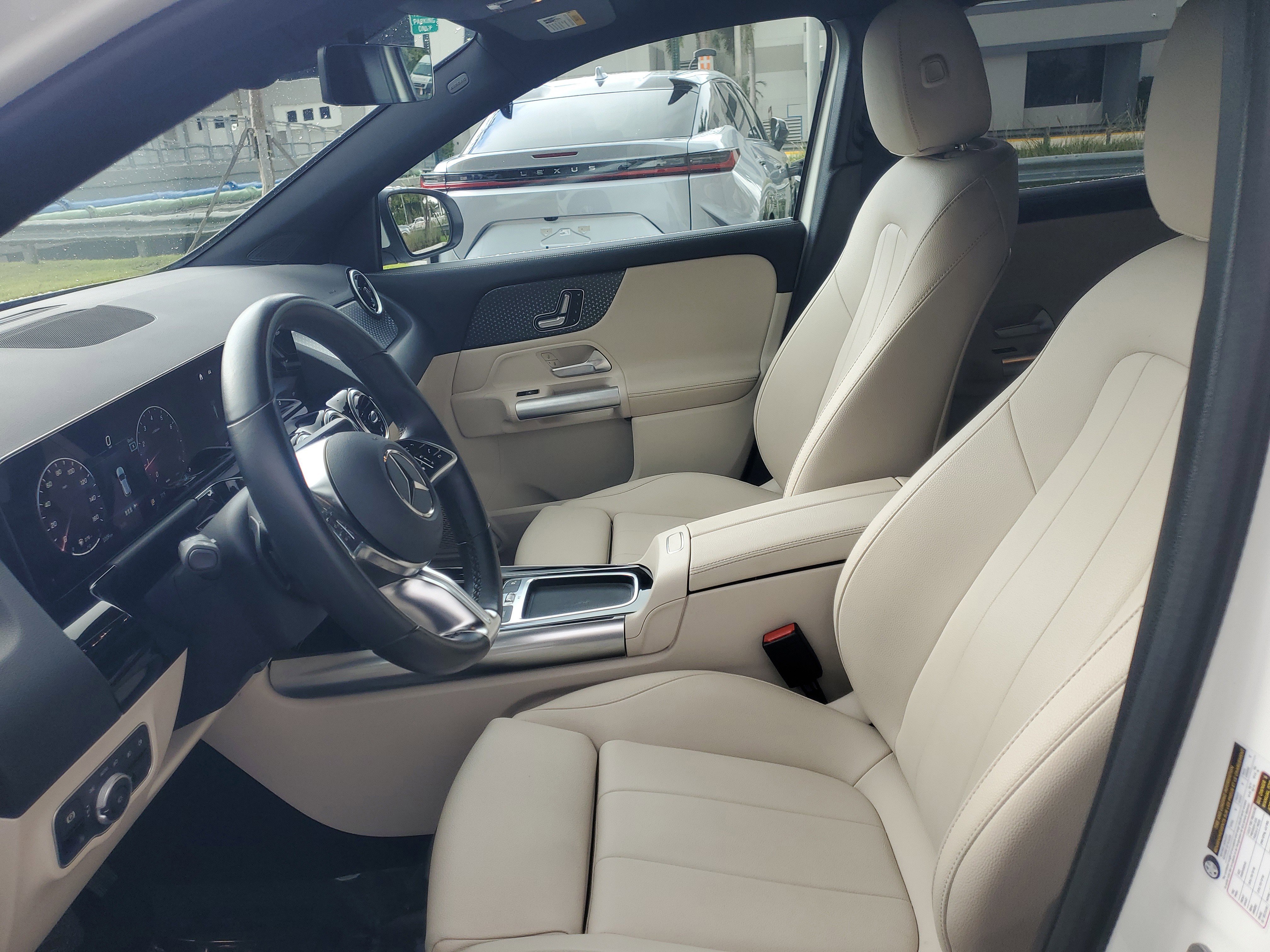 Used 2025 Mercedes-Benz GLA 250 4MATIC image 15