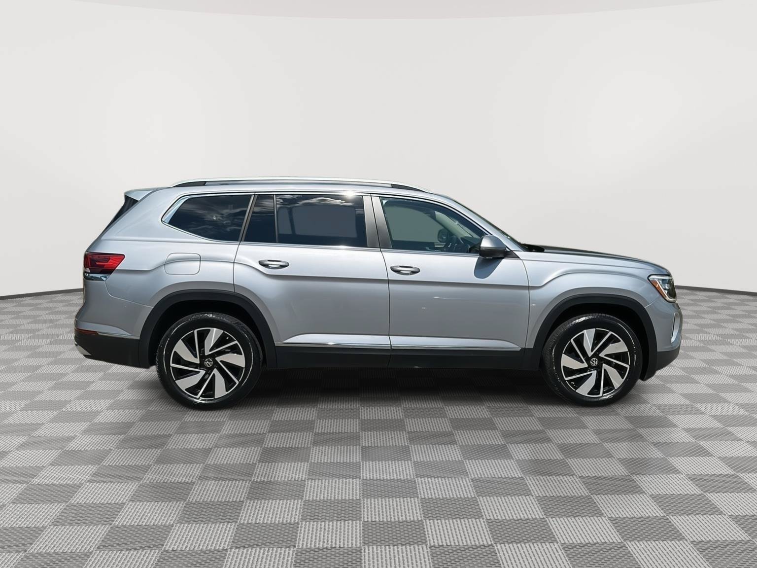 Used 2024 Volkswagen Atlas SEL AWD/4WD image 4