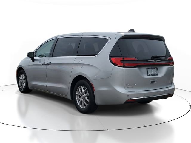 Used 2023 Chrysler Pacifica Touring-L FWD image 3