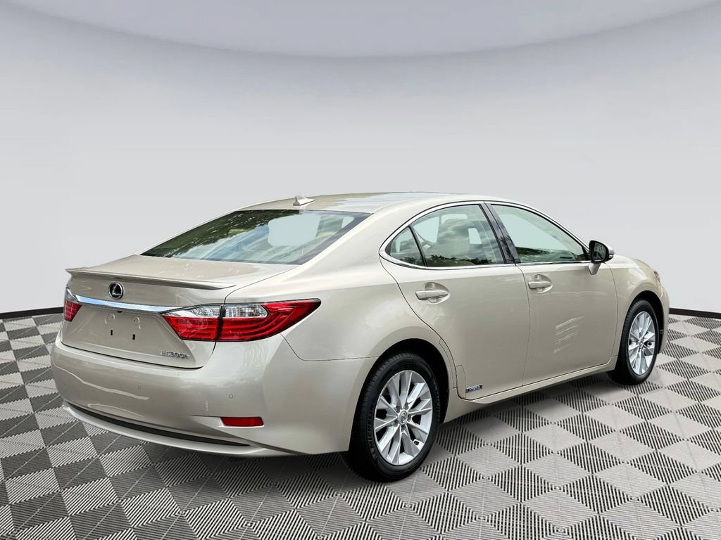 Used 2013 Lexus ES 300h w/ Luxury Pkg FWD image 2