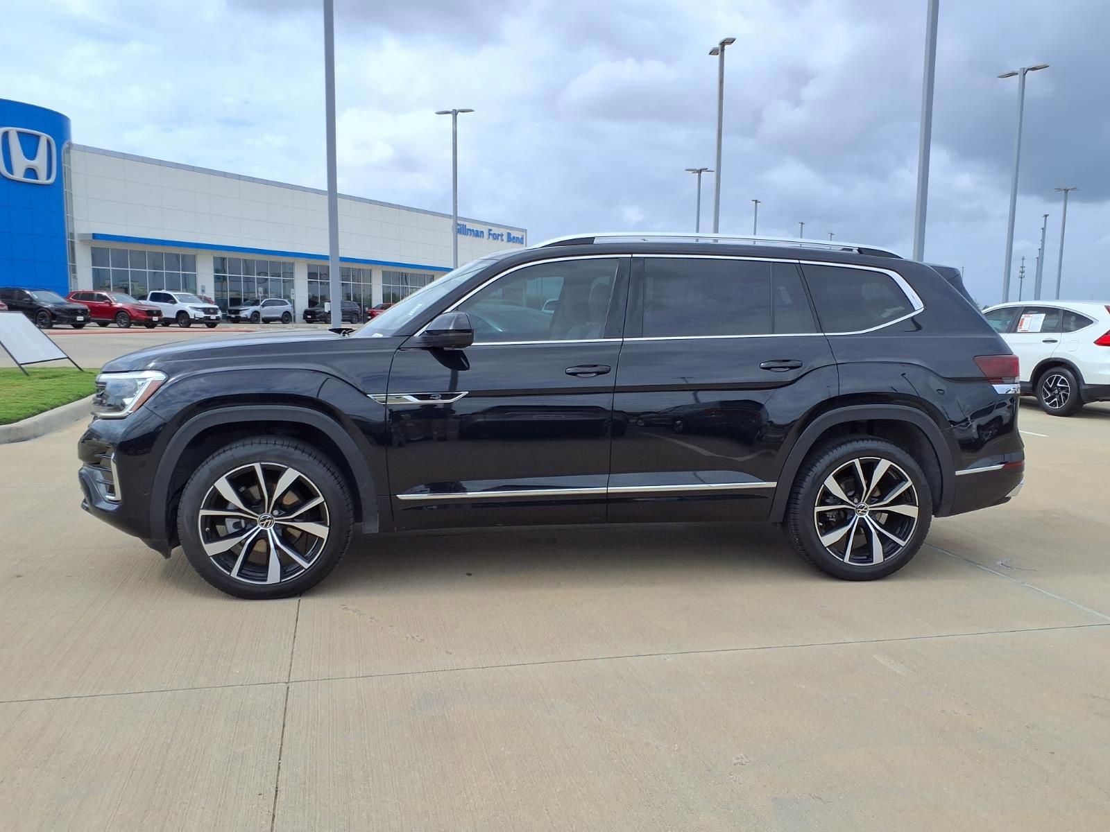 Used 2024 Volkswagen Atlas SEL Premium R-Line image 3