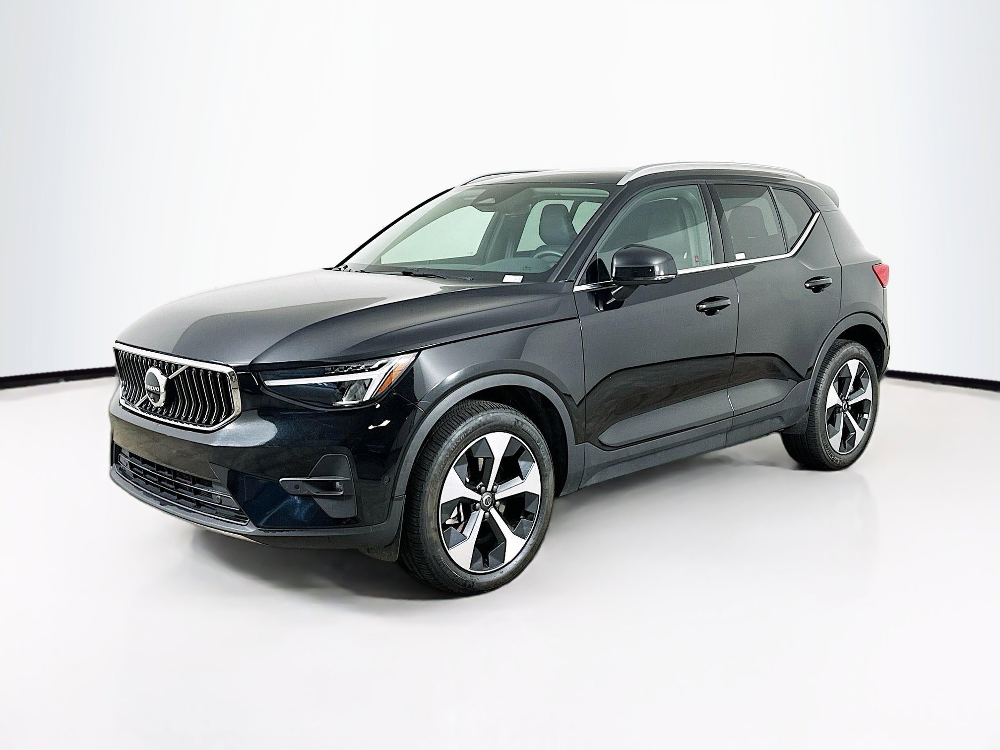 Used 2025 Volvo XC40 B5 Plus image 3