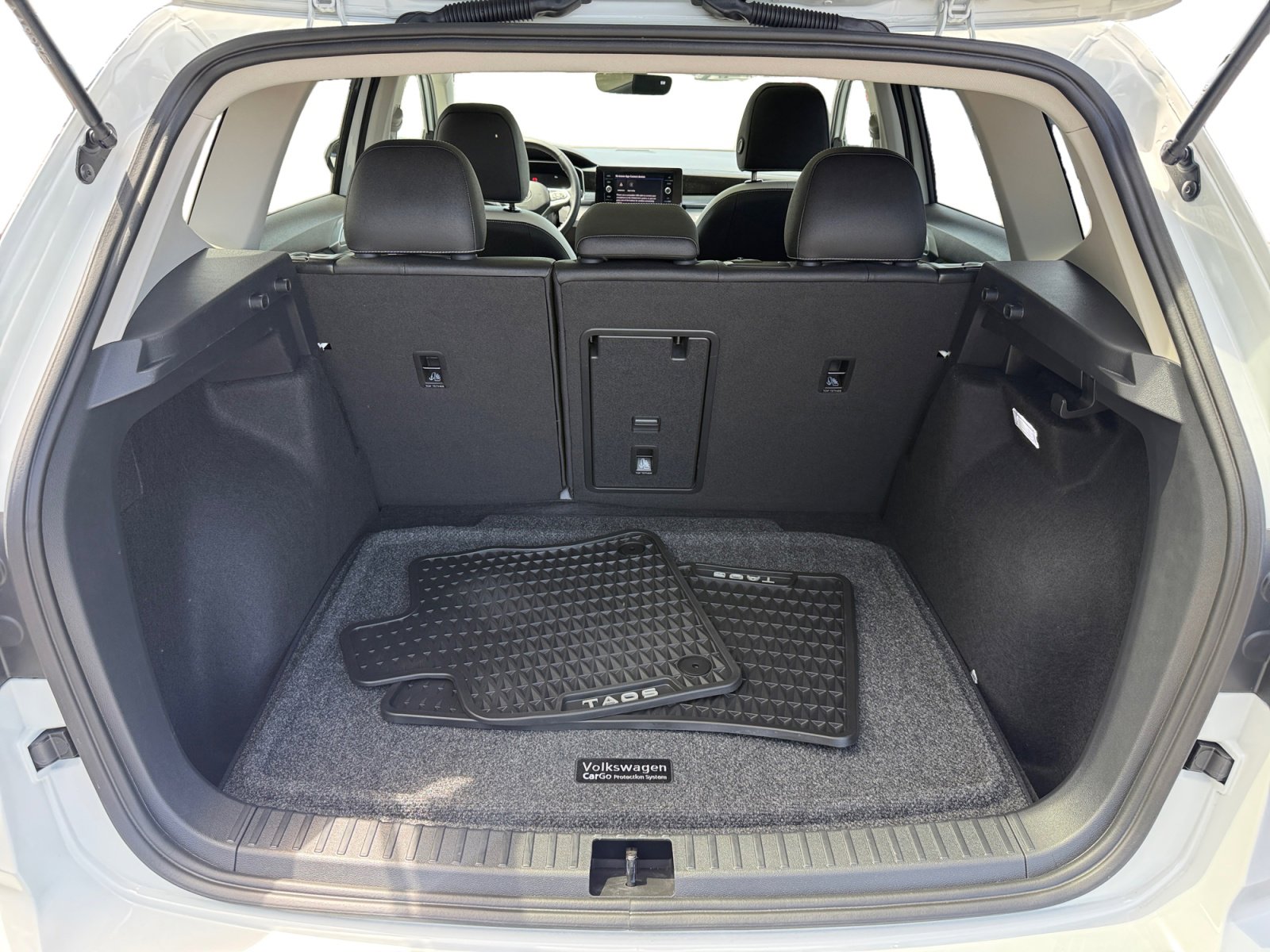 Used 2025 Volkswagen Taos SE w/ Panoramic Sunroof Package AWD/4WD image 17