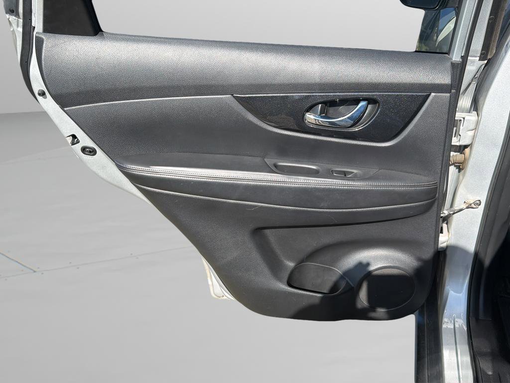 Used 2017 Nissan Rogue SV FWD image 14