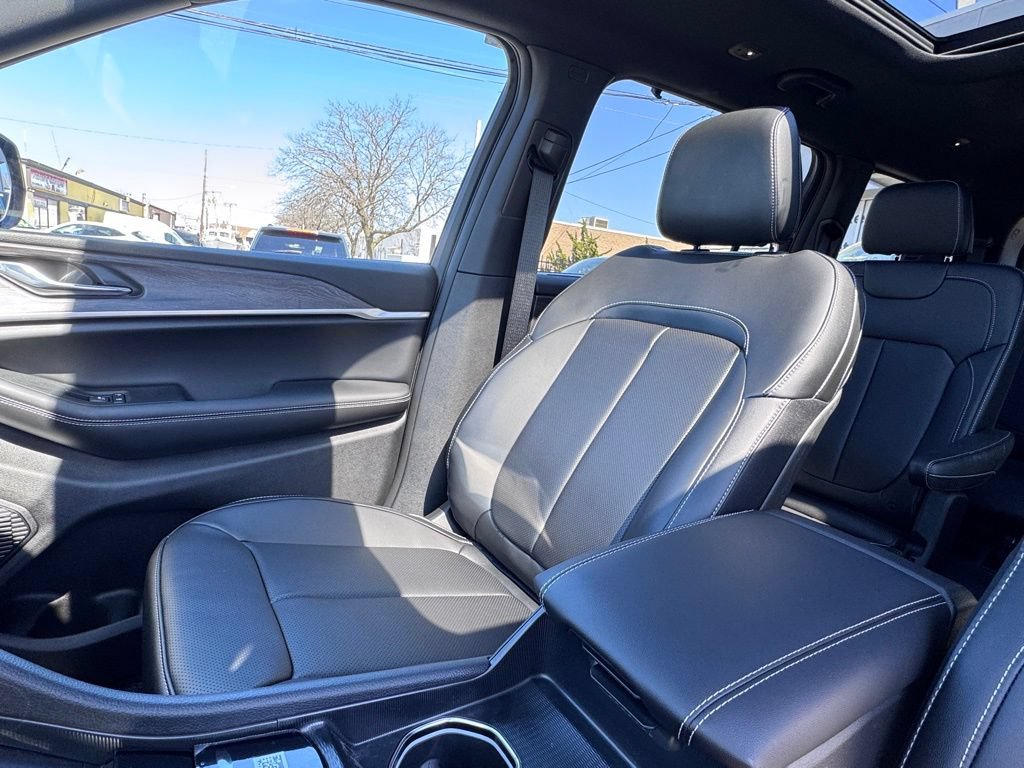 Used 2025 Jeep Grand Cherokee L Limited w/ Luxury Tech Group II AWD/4WD image 14