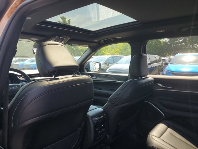 New 2026 Jeep Grand Cherokee L Limited w/ Luxury Tech Group II AWD/4WD image 12