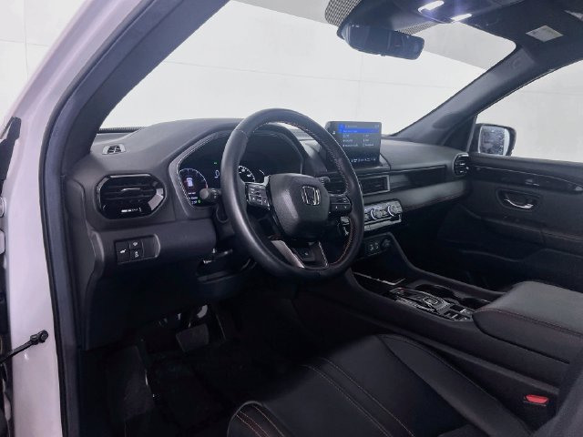 Certified 2025 Honda Pilot TrailSport image 8