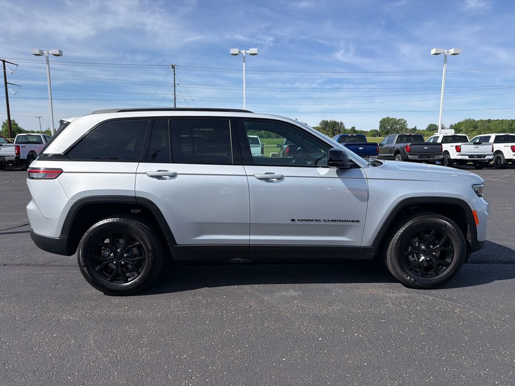Used 2025 Jeep Grand Cherokee Altitude AWD/4WD image 6