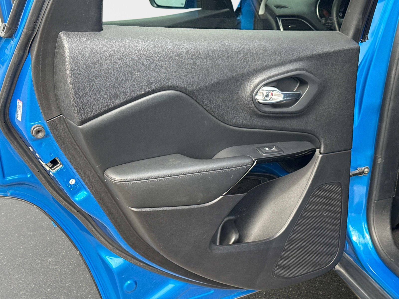 Certified 2020 Jeep Cherokee Latitude Plus w/ Cold Weather Group image 14