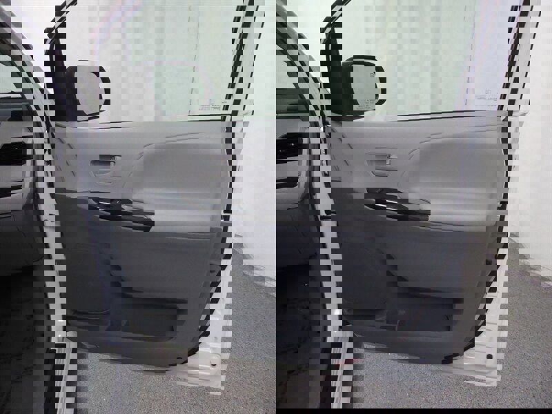 Used 2014 Toyota Sienna LE image 24