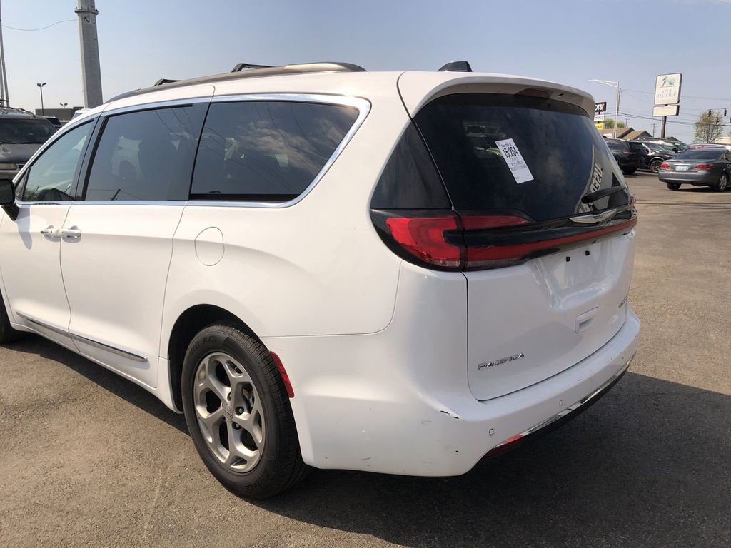 Used 2023 Chrysler Pacifica Limited FWD image 12