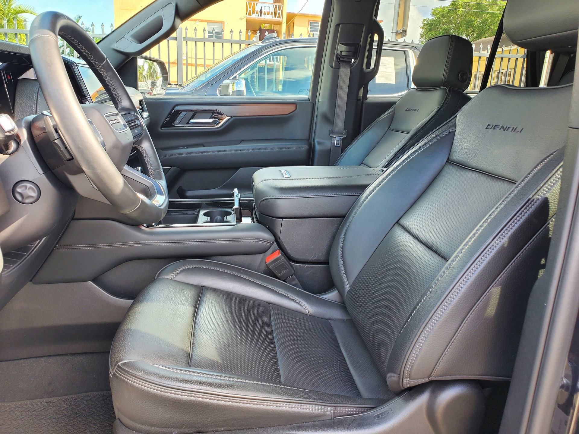 Used 2025 GMC Yukon Denali RWD image 24