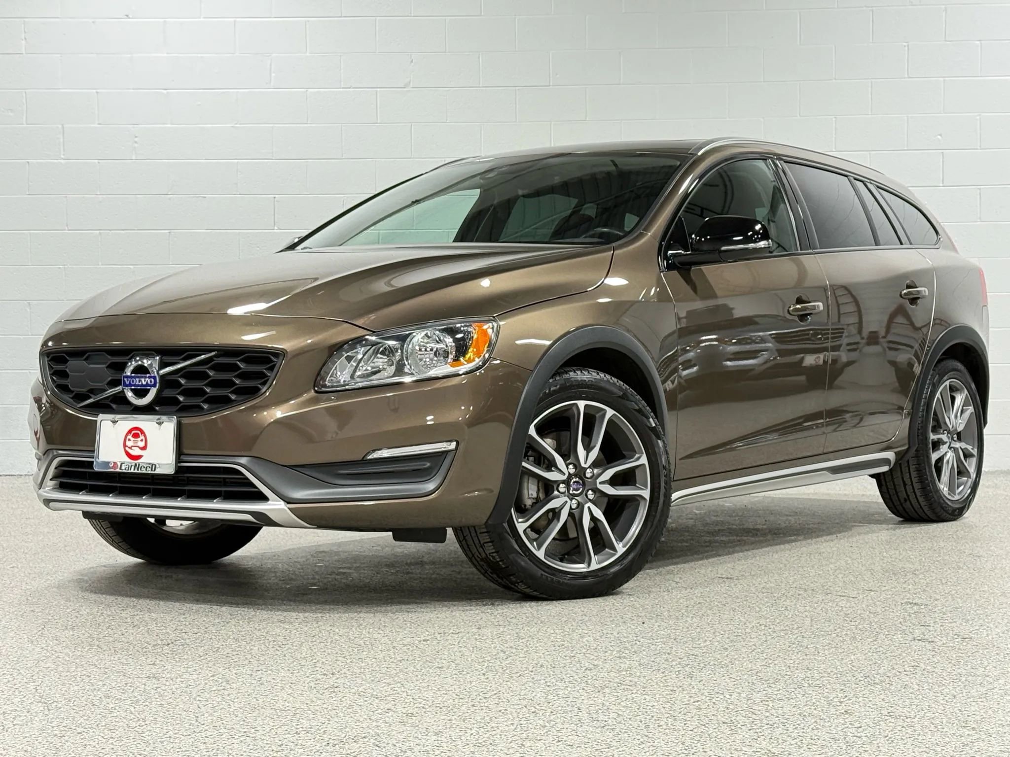 Used 2016 Volvo V60 T5 Cross Country image 2