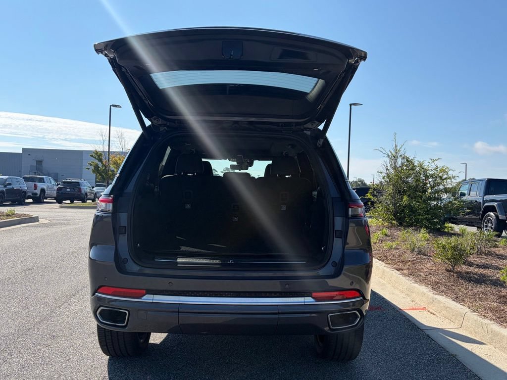 Used 2022 Jeep Grand Cherokee Summit AWD/4WD image 39