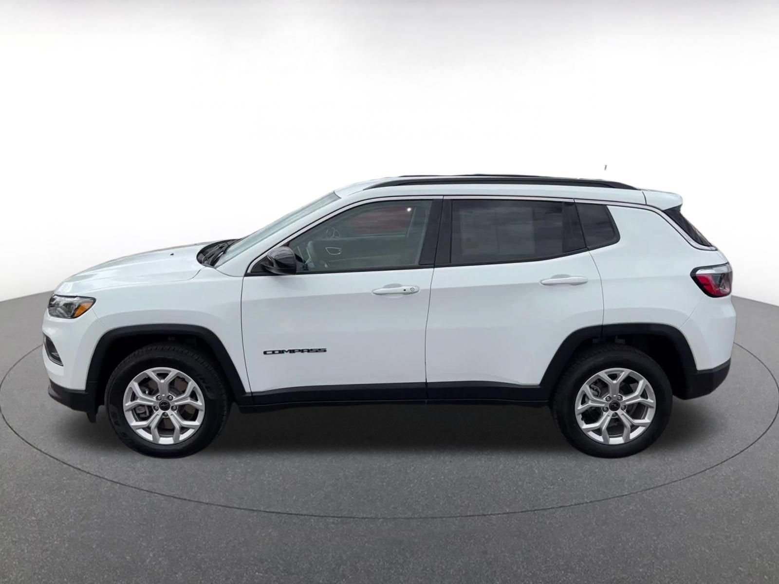 Used 2025 Jeep Compass Latitude AWD/4WD image 8