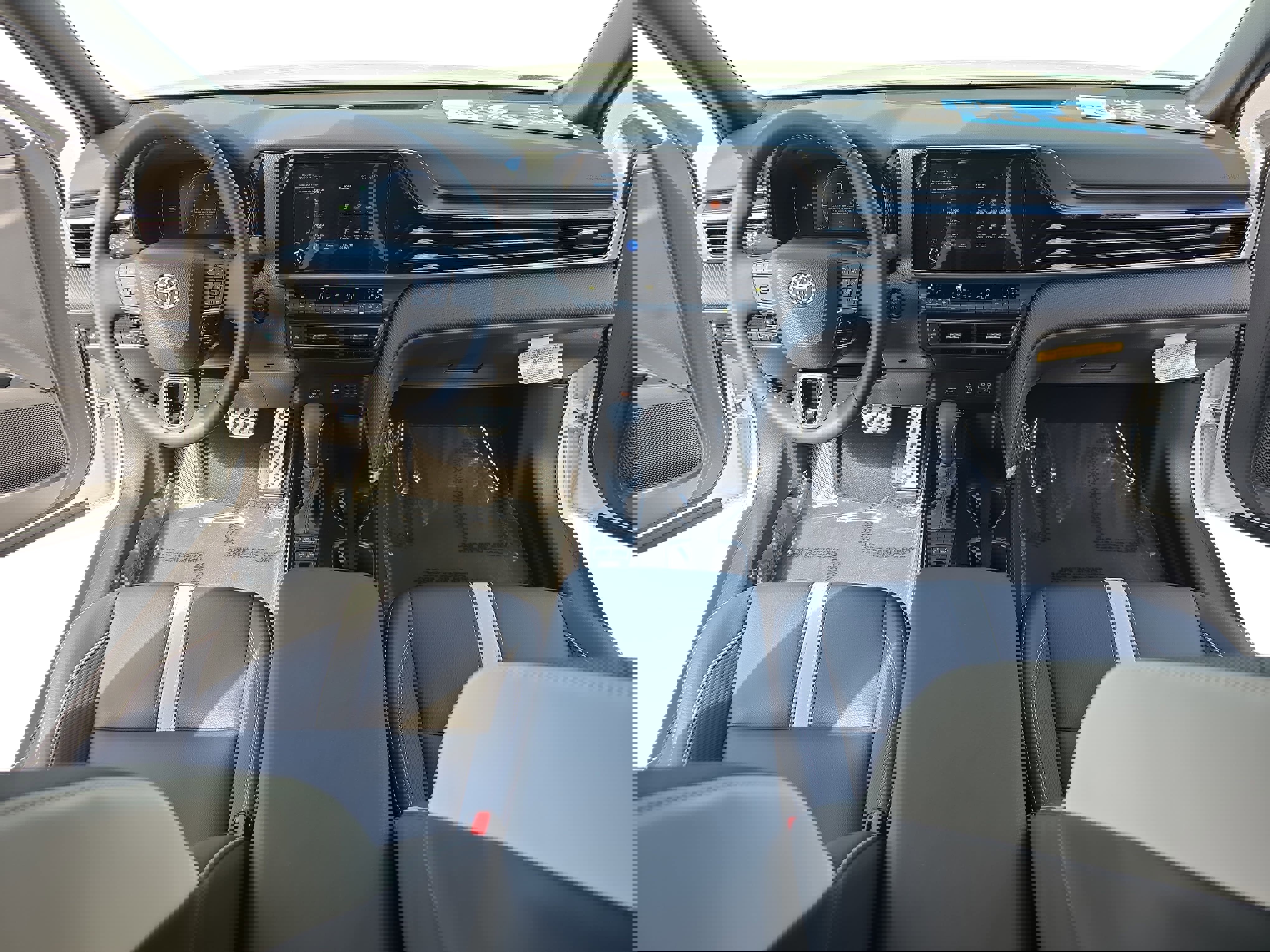 Used 2025 Toyota Camry SE w/ Convenience Package image 9