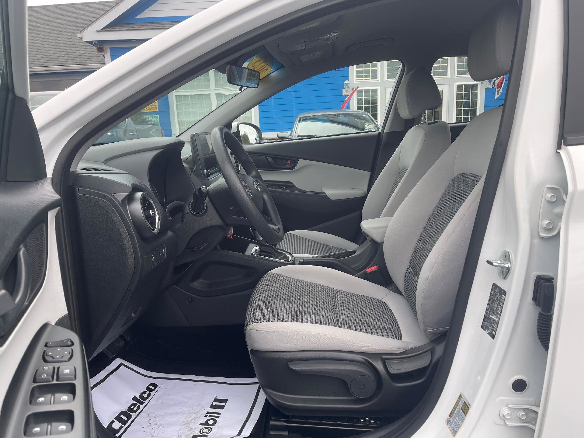Used 2023 Hyundai Kona SE image 4