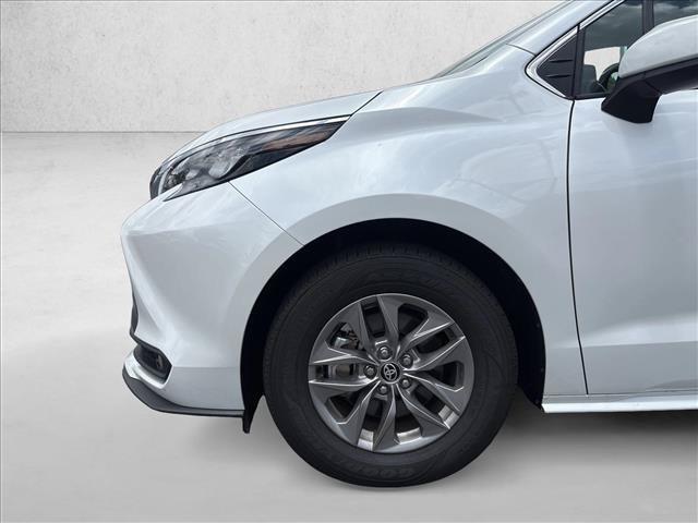Used 2026 Toyota Sienna XLE FWD image 25